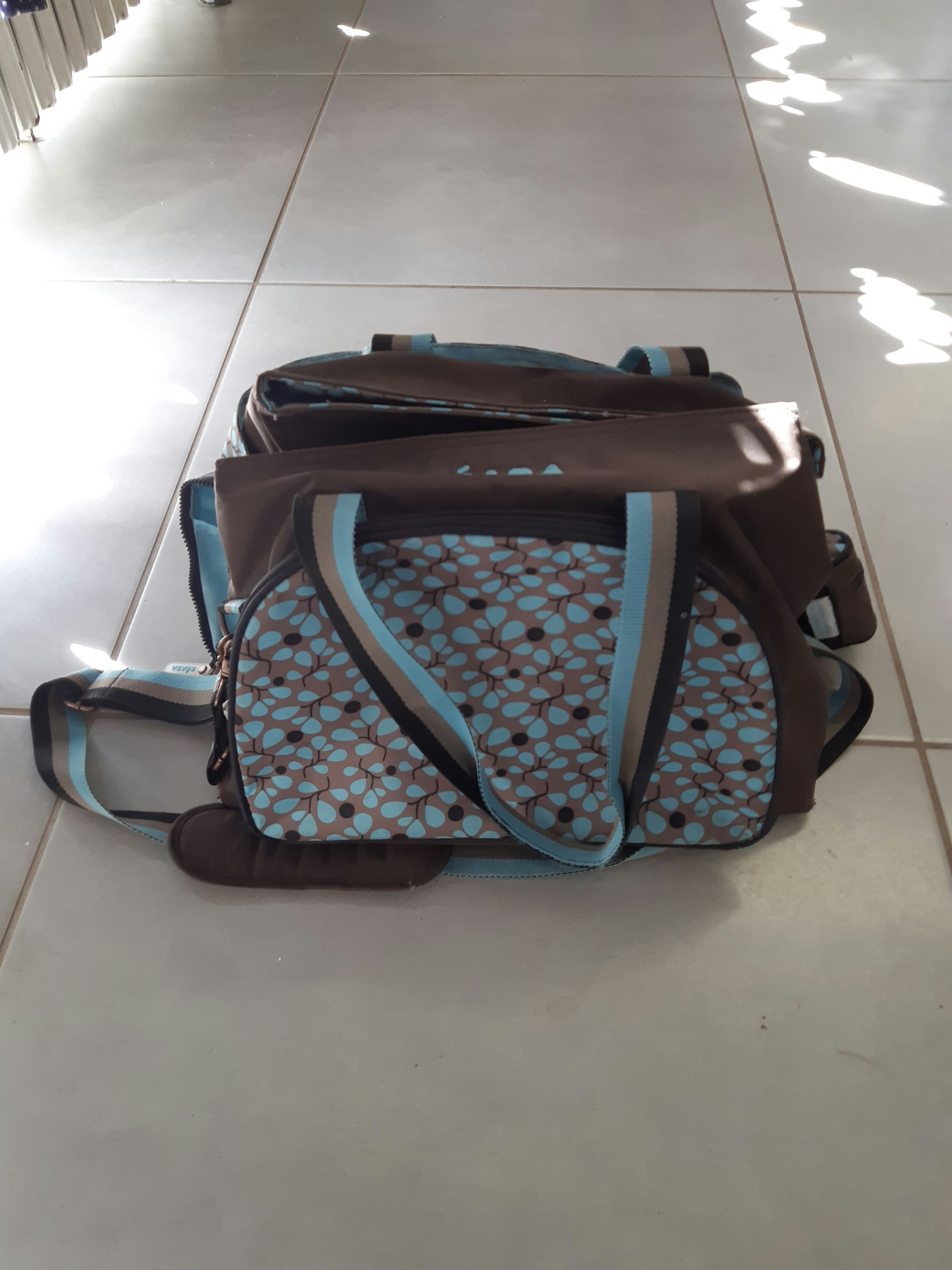Sac a langer bleu et marron de chez Béaba