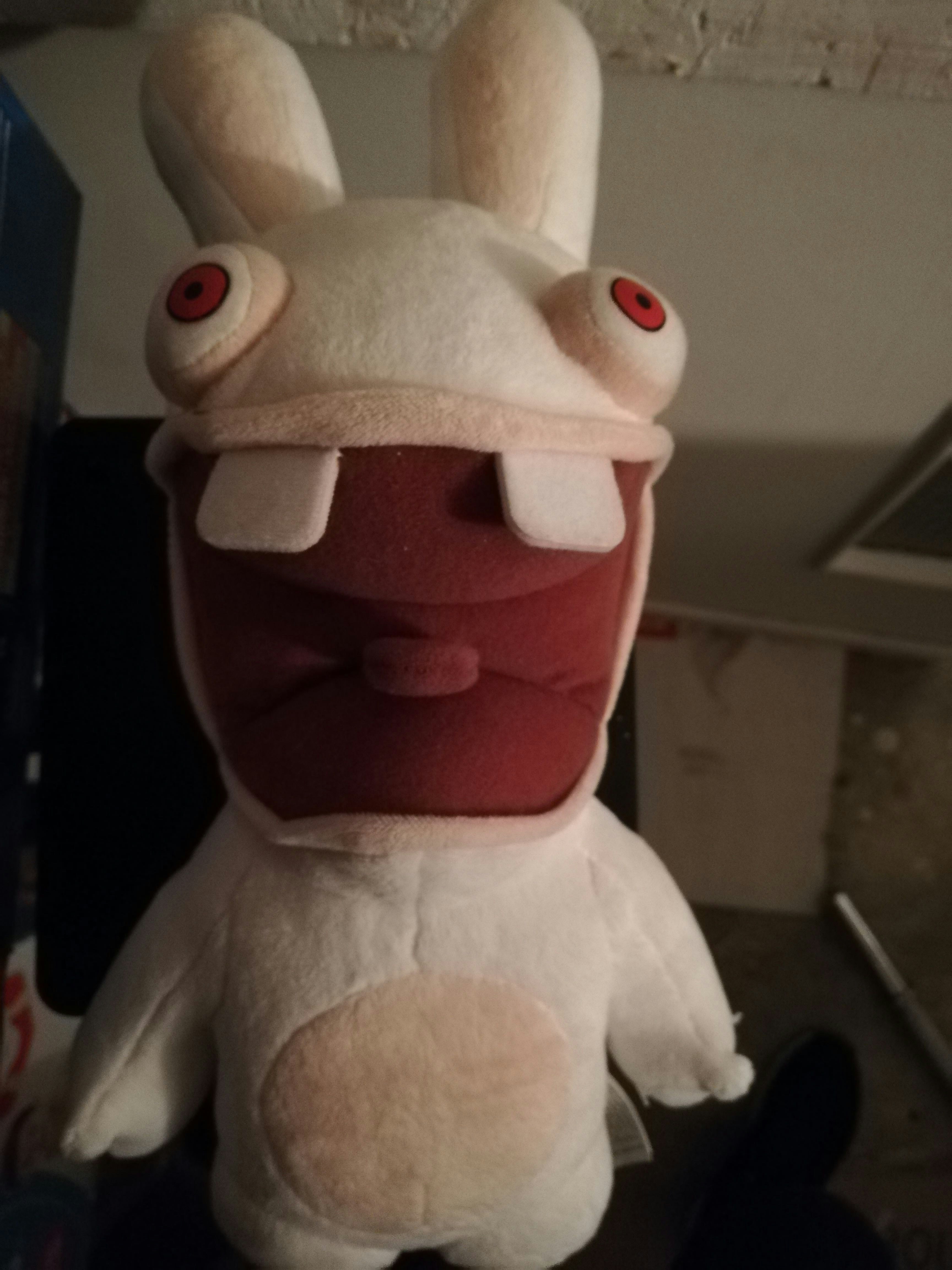 Peluche lapin crétin fait du bruit