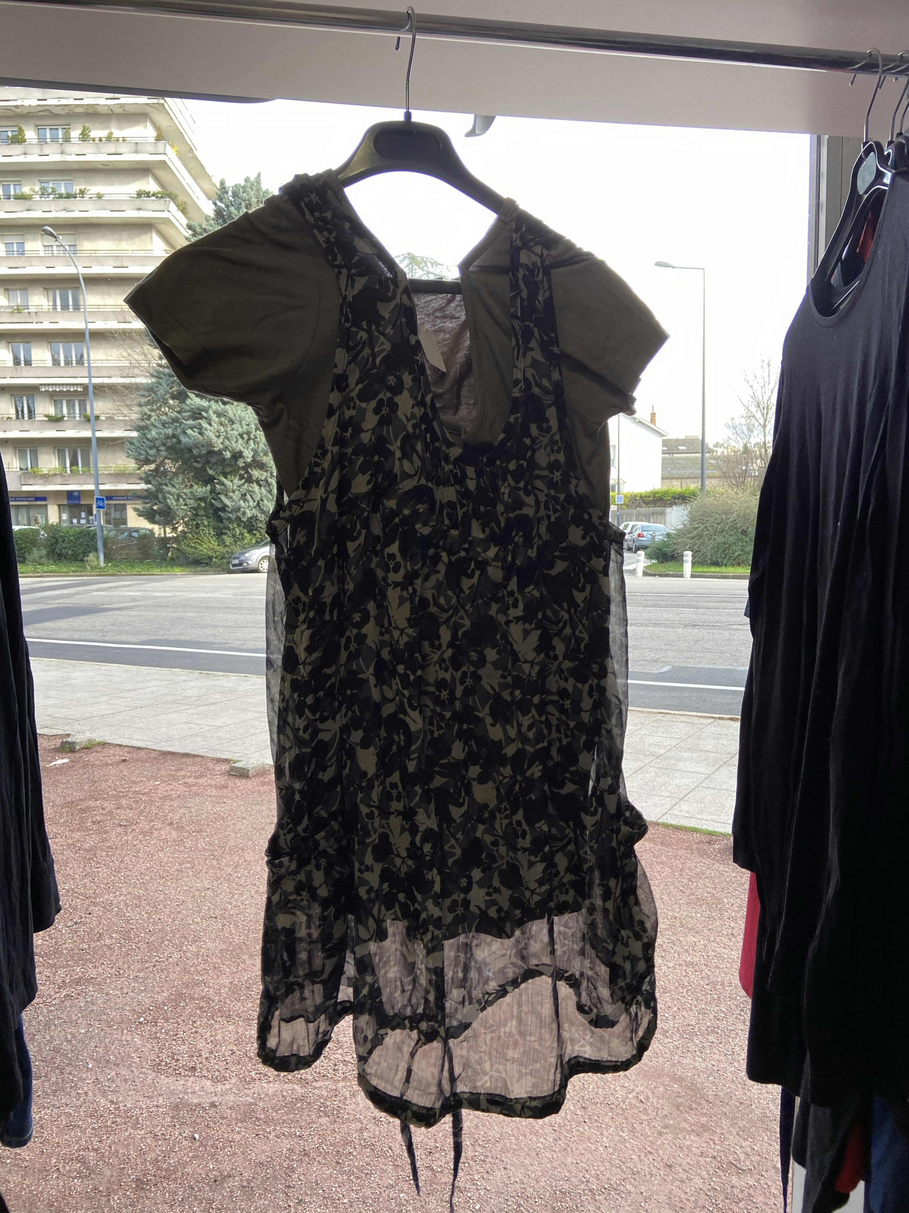 Robe de maternité grise à motifs