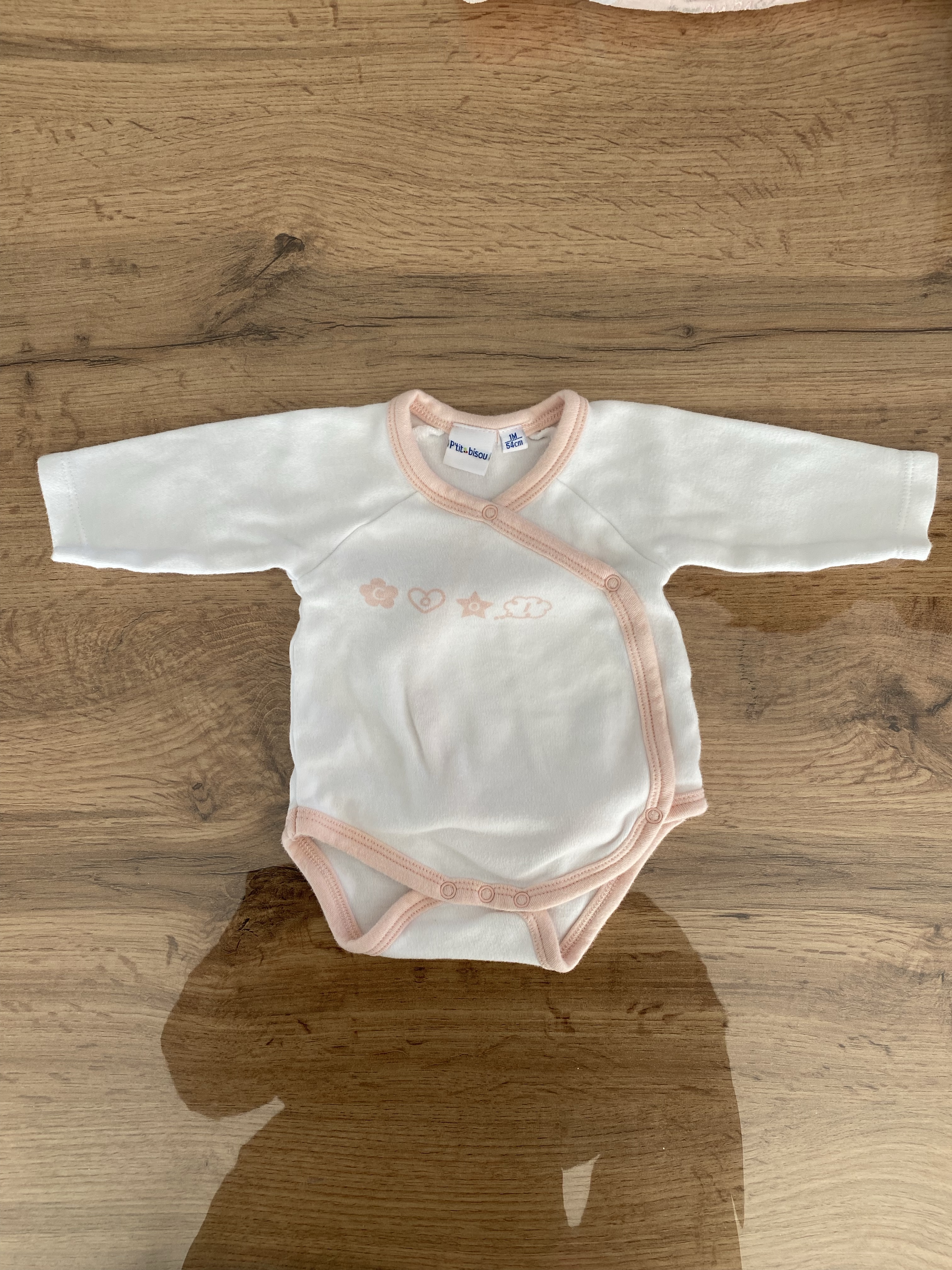 Lot bodies et pyjamas 1 mois - photo numéro 7