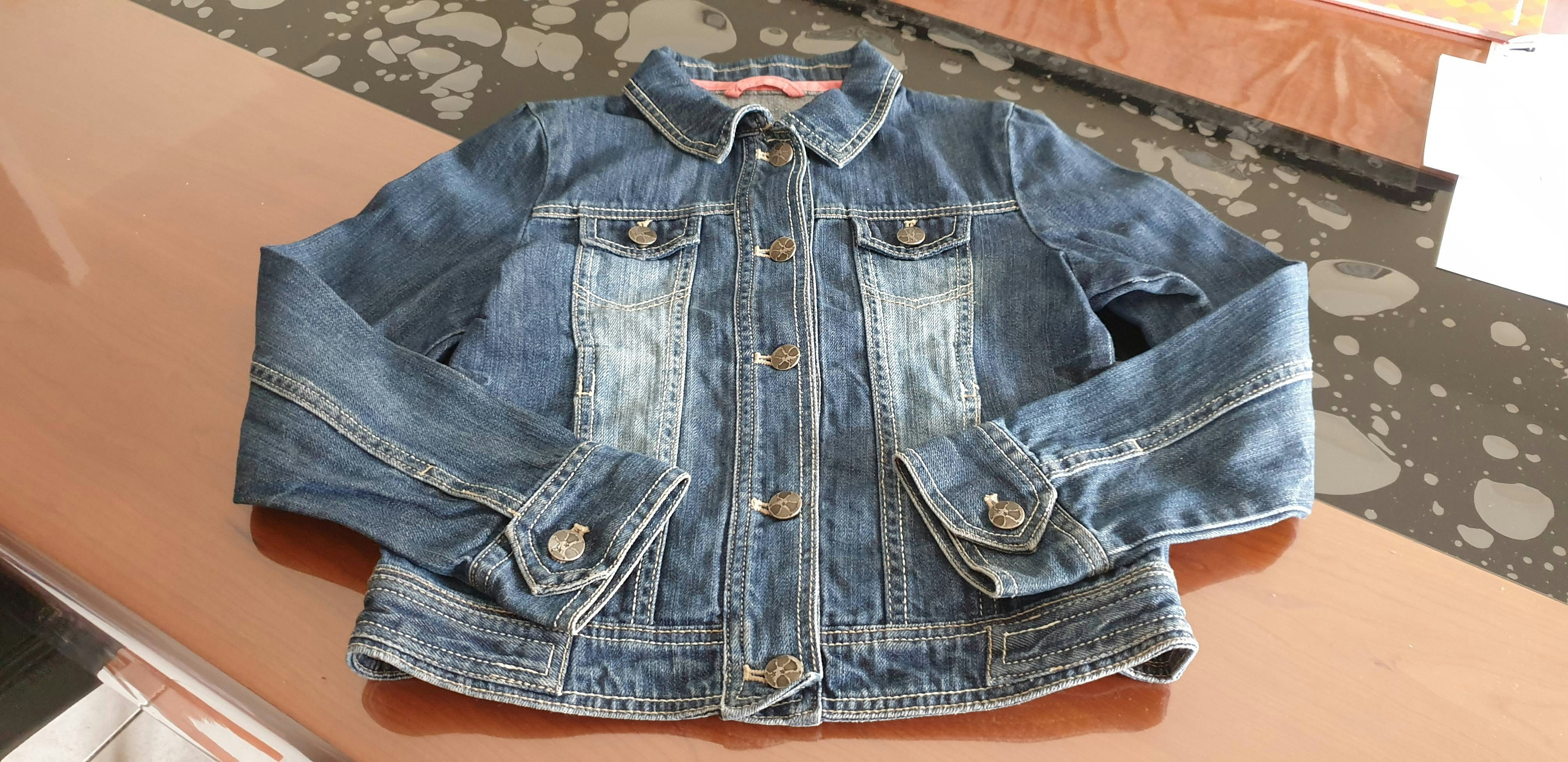 Veste jean. Top croq. Tee shirt façon soie. Robe légère
