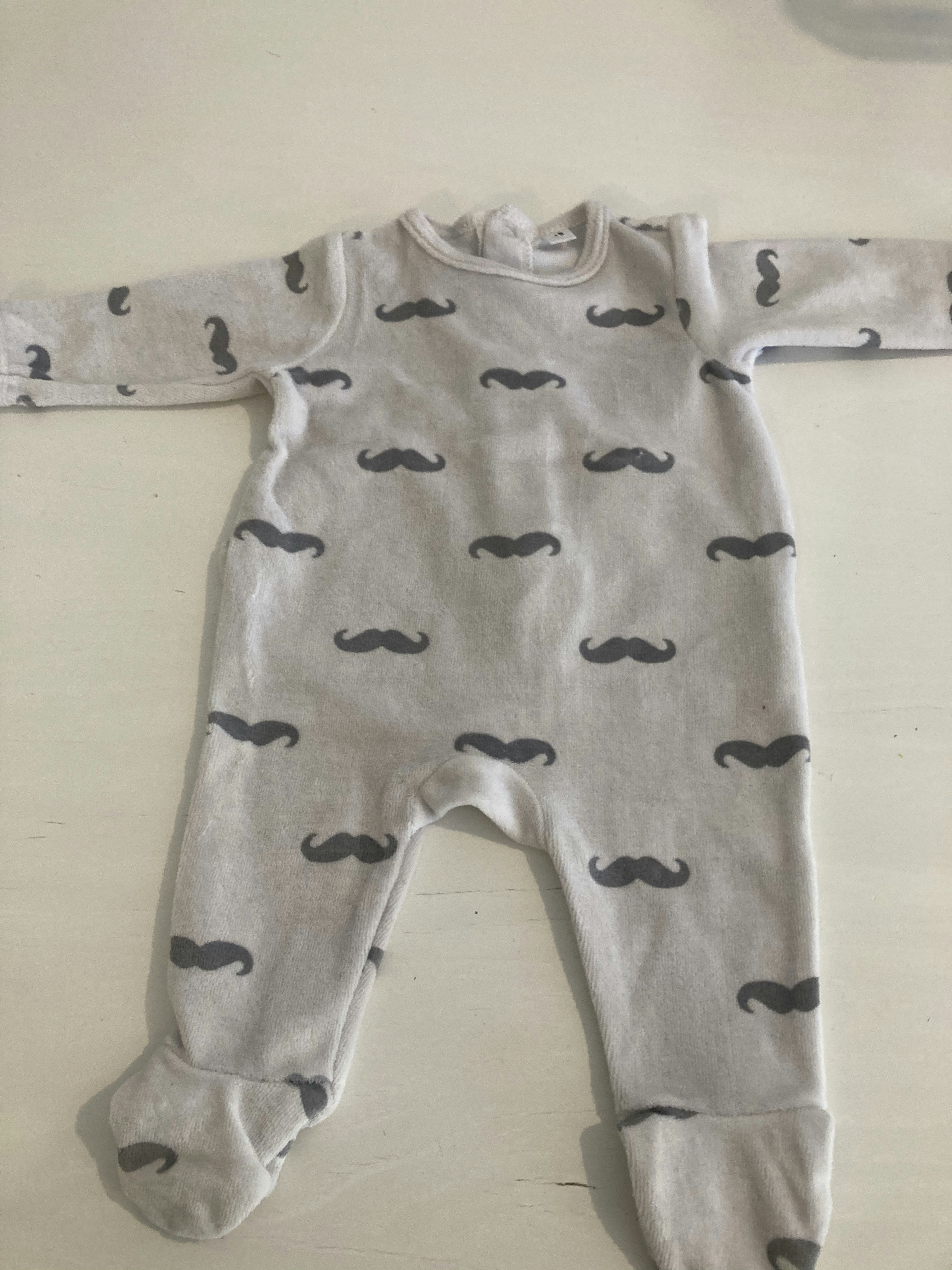 Pyjama moustache