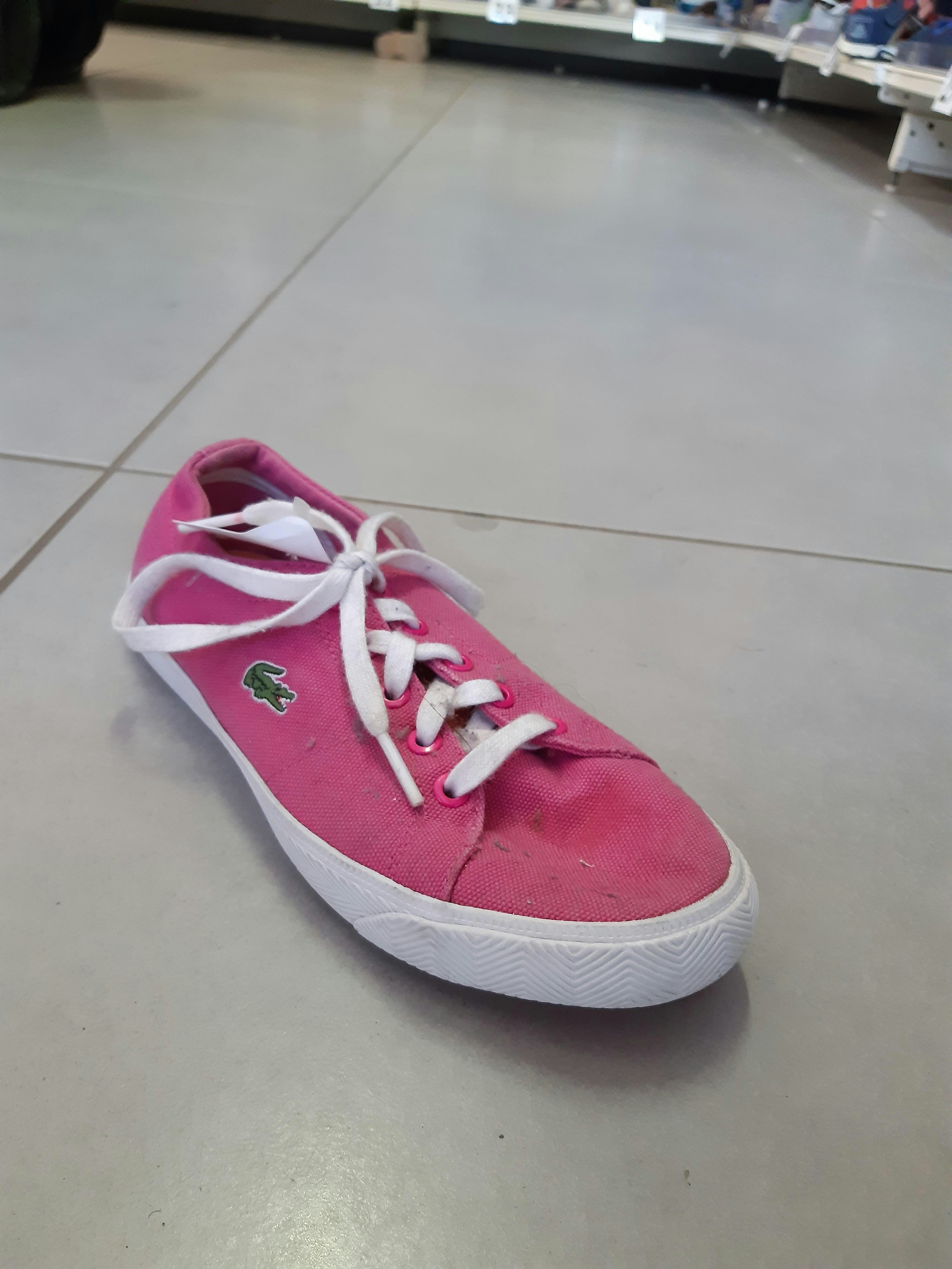 Chaussure Lacoste Rose pointure 34