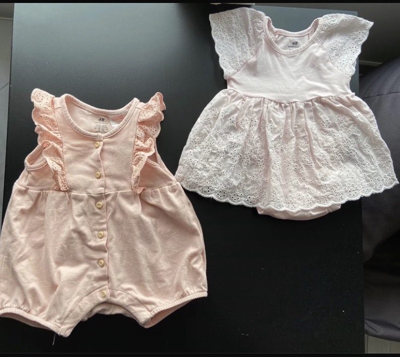 1 robe et 1 barboteuse