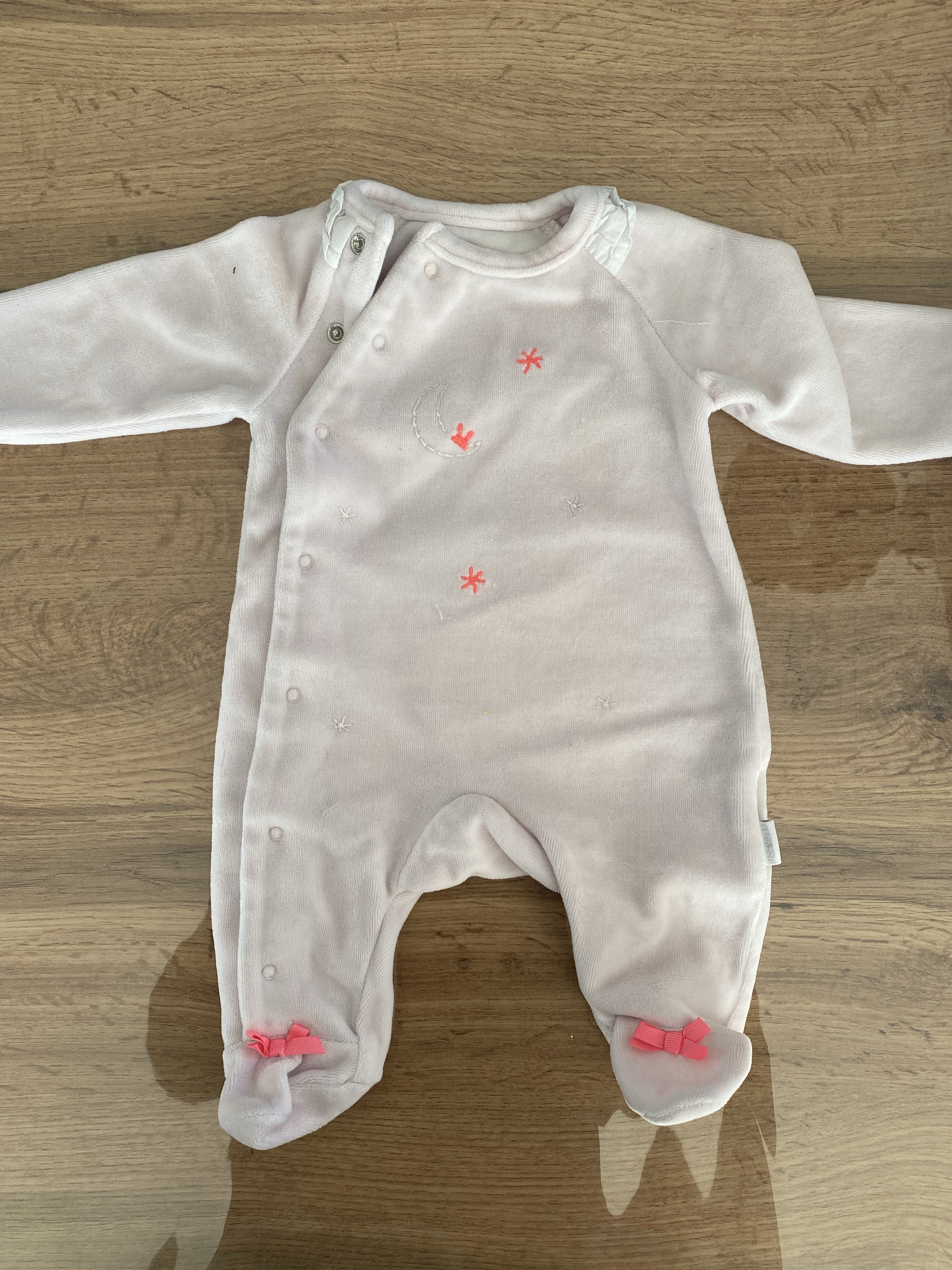 Lot bodies et pyjamas 1 mois - photo numéro 2