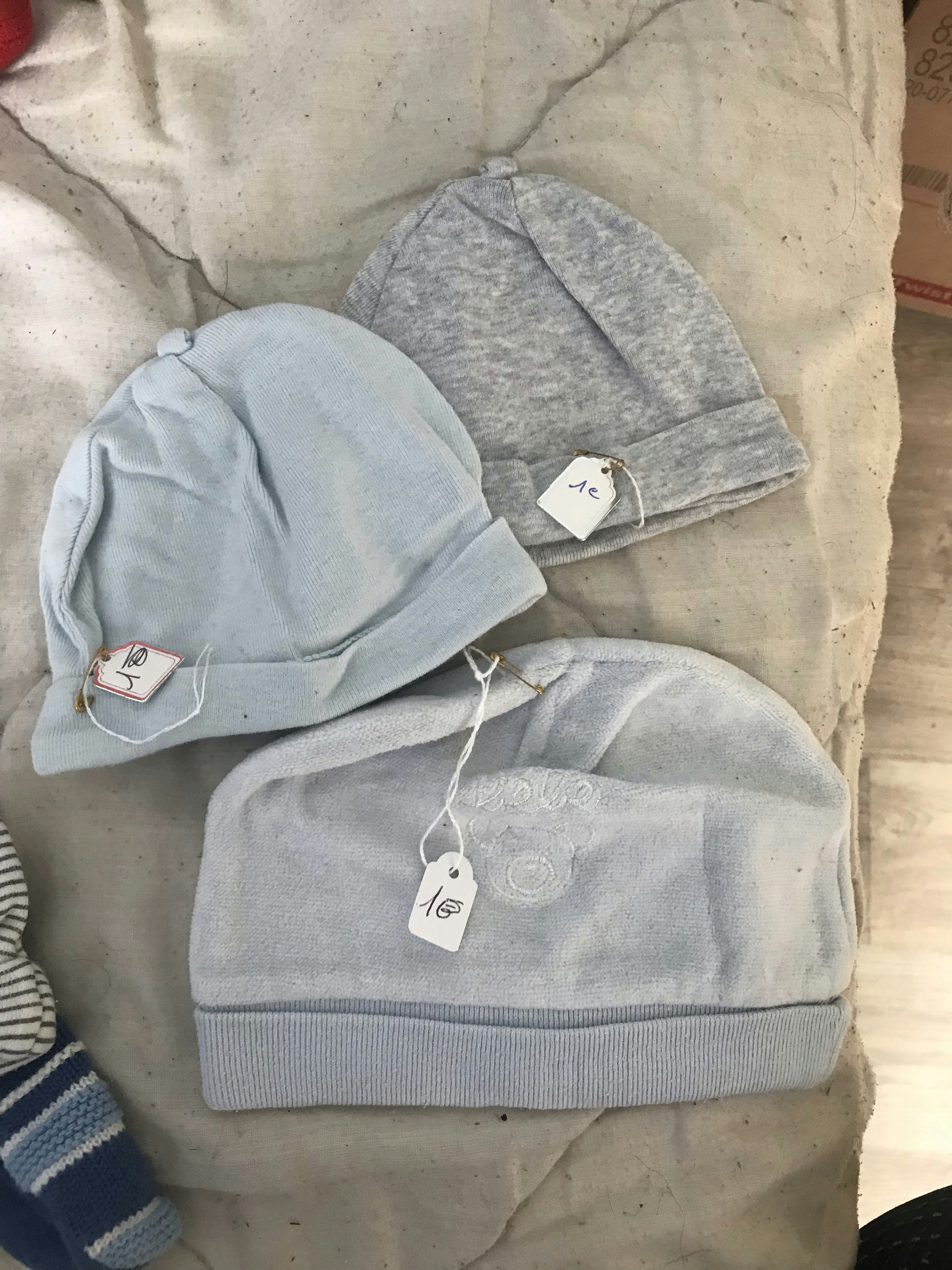 Lots de trois bonnet