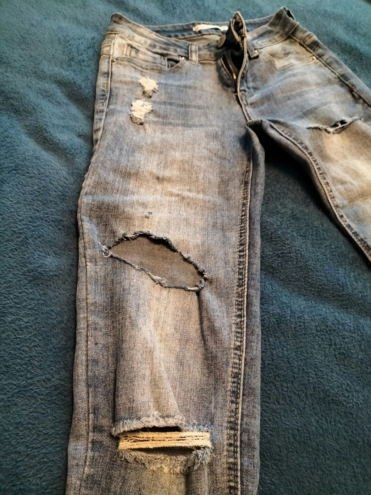 Jean troué GEMO taille 34 - photo numéro 2