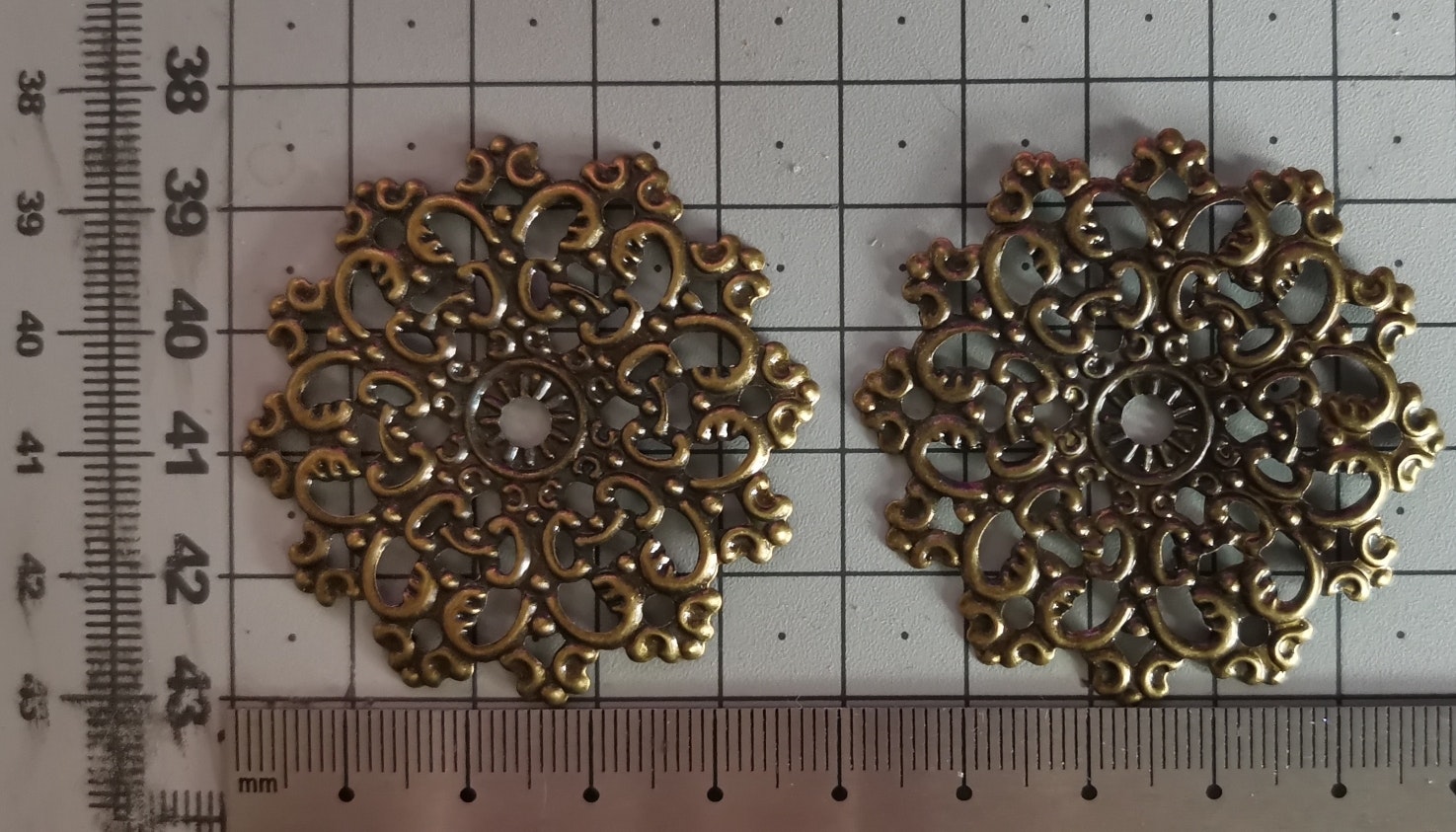 2 Estampes filigrane esprit floral en métal bronze
