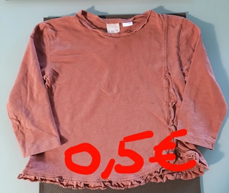 Taille 104,
0,50€,
Corail avec froufrous sur les côtés et au bas du T-Shirt. 
Très bon état juste une légère tâche de marqueur> voir la photo.