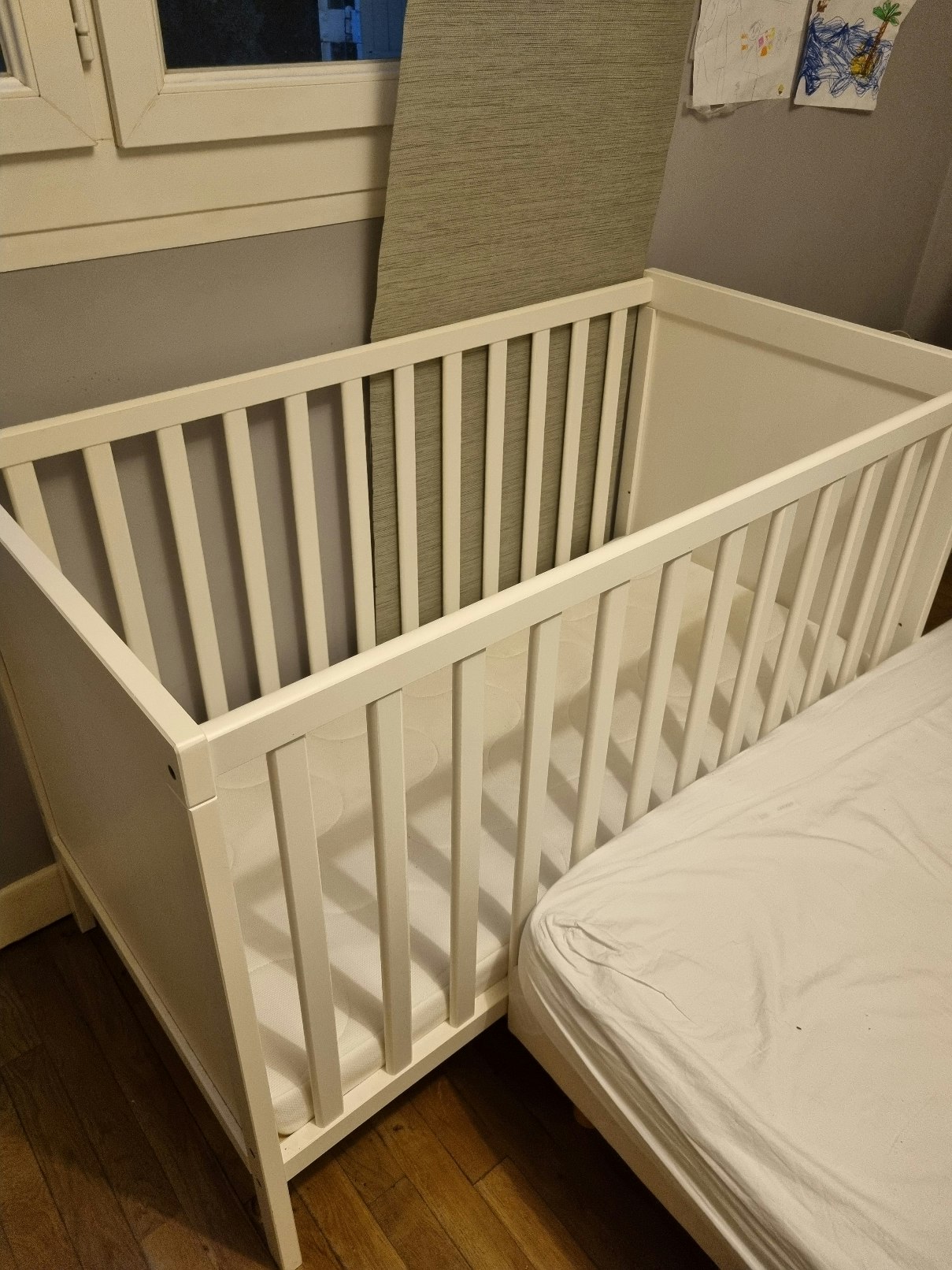 Lit bébé Ikea Sundvik + matelas Krummelur