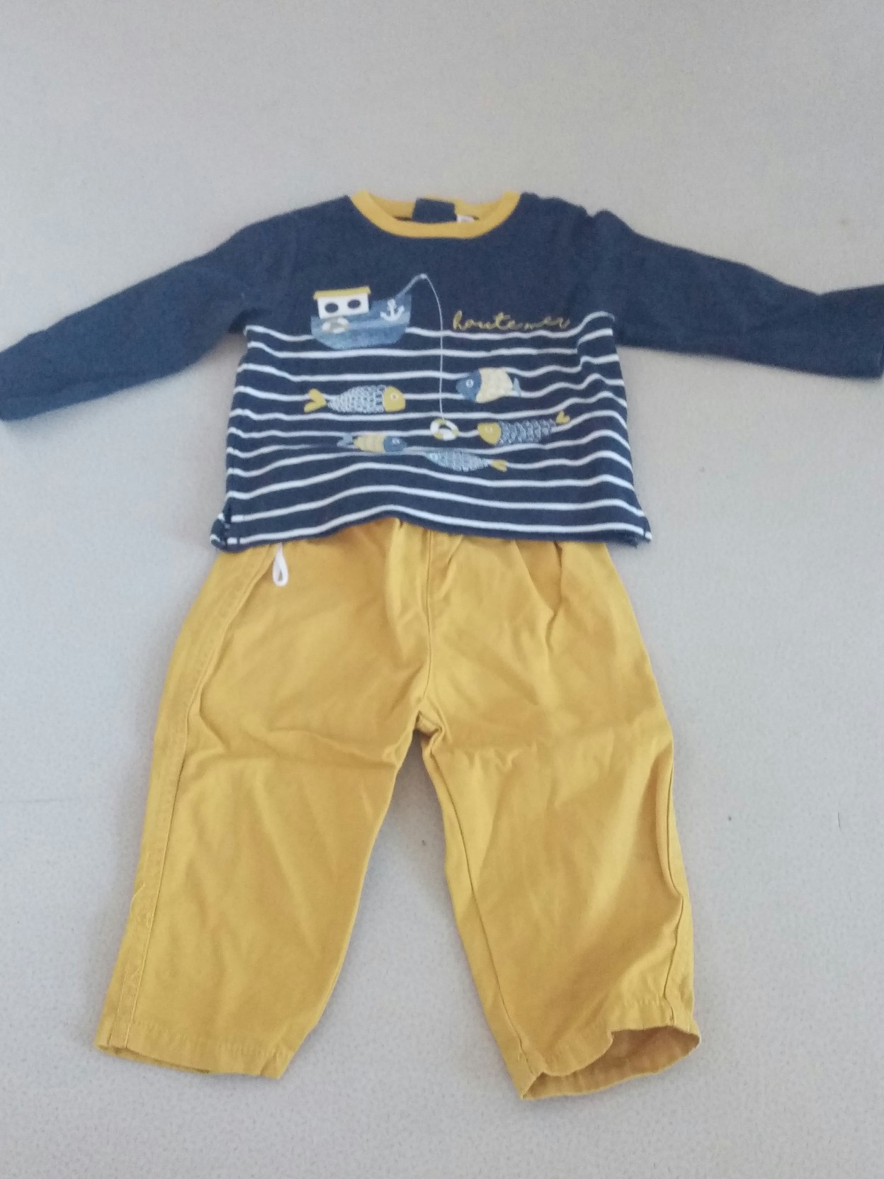 Ensemble pantalon et tee shirt 12 mois