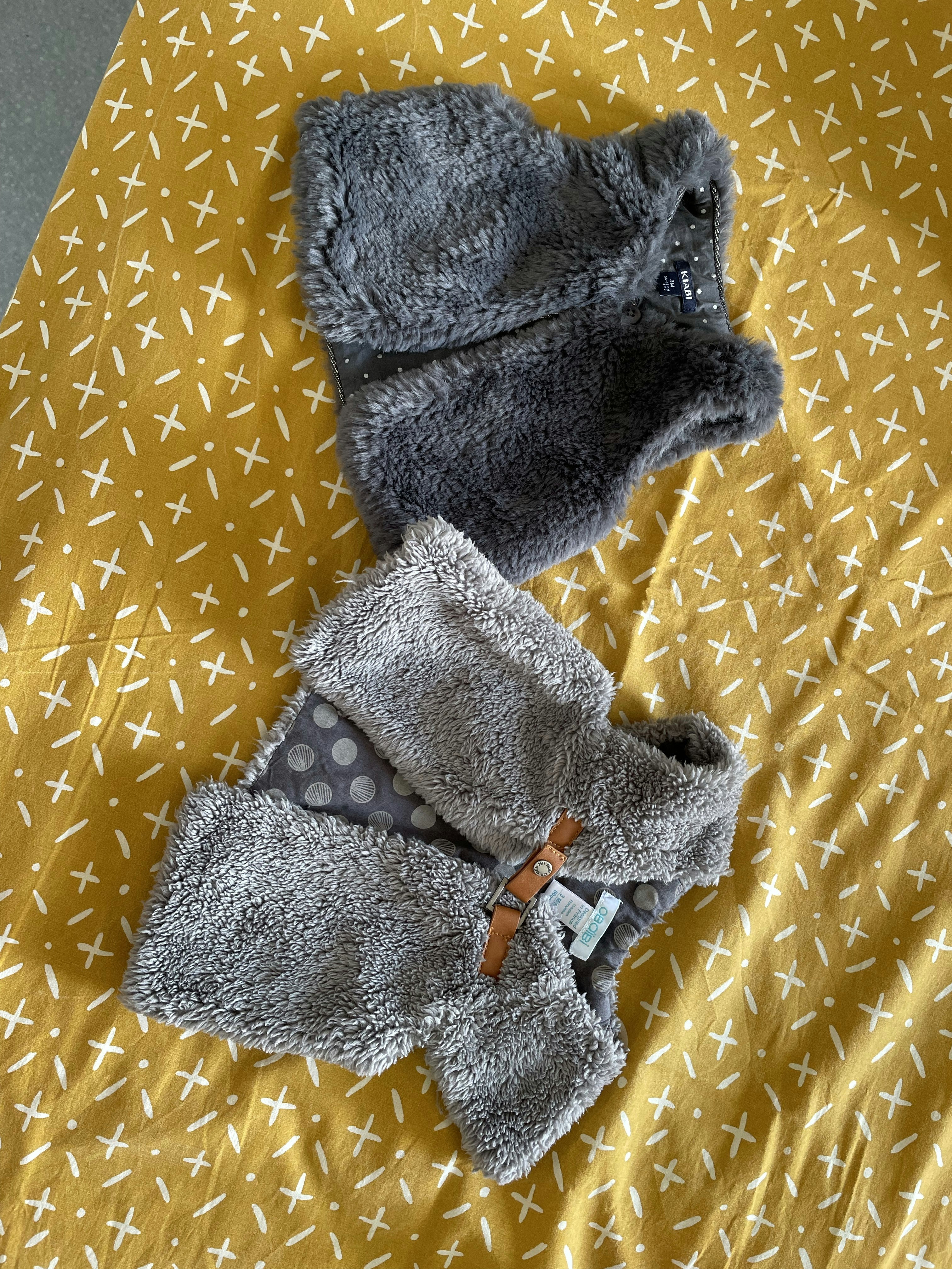 2 gilets sans manches