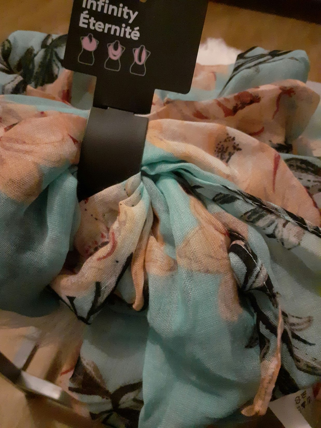 Magnifique écharpe neuve, motif floral agréable à porter