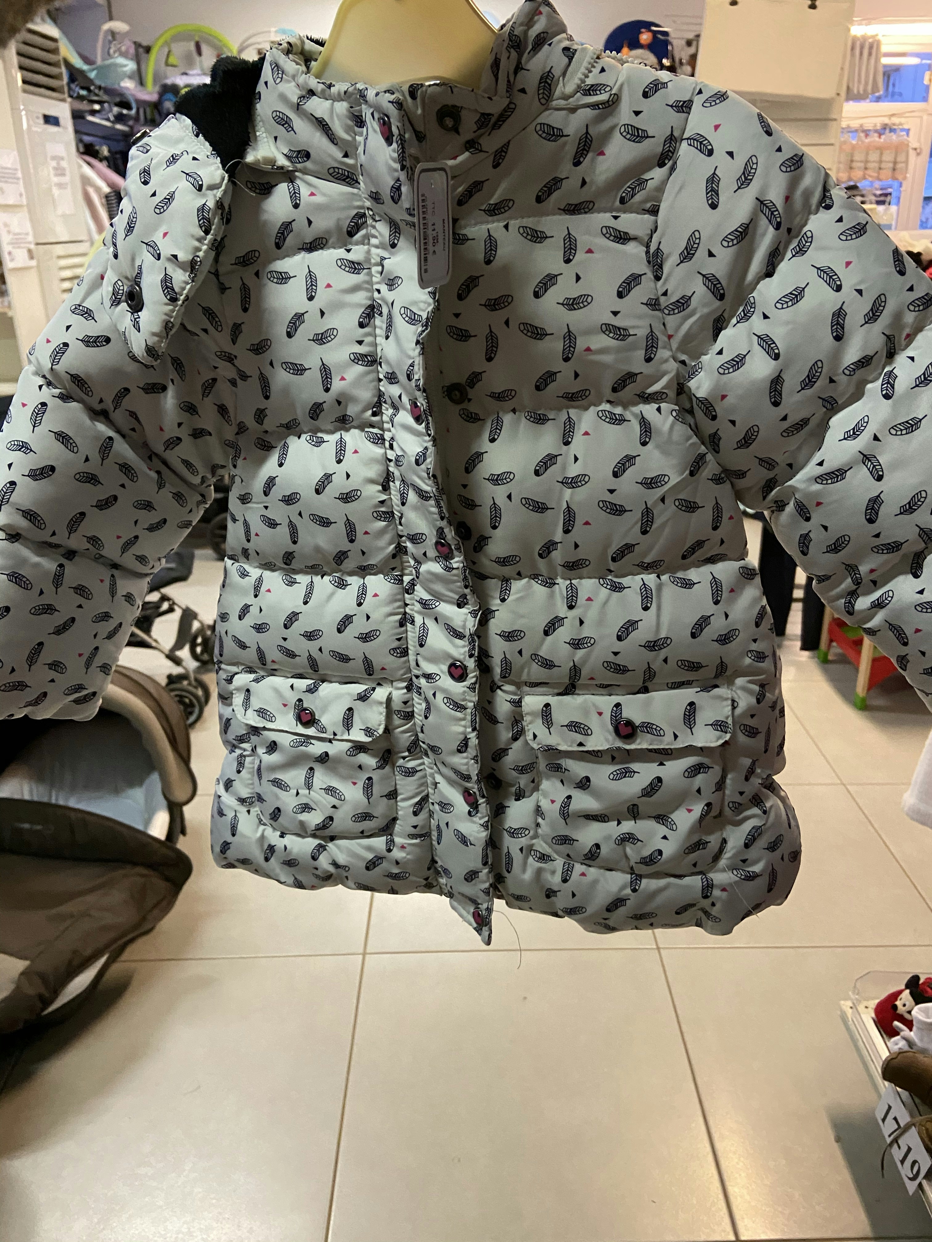 Manteau blanc motif plume