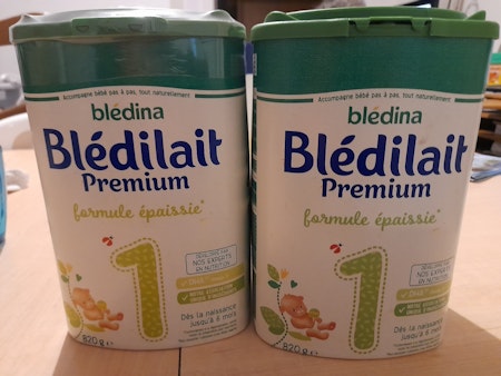 A vendre neuf encore emballer lait blédilait Premium formule épaissie pour bébé de 0 à 6 mois. Expire en décembre 2022. 
Donne une autre boîte de lait entamé mais où on peut encore faire encore quelques biberons.