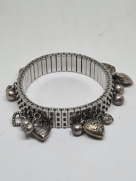 Bracelet élastique breloques
En métal argenté
En bon état