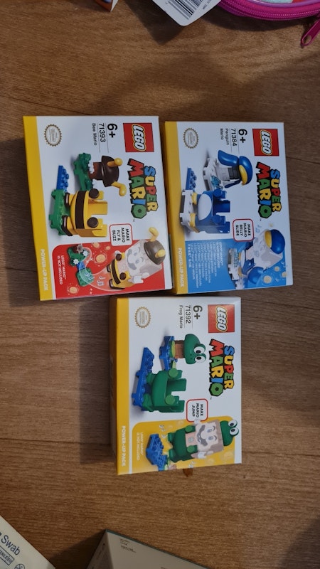 Bonjour,  je vend 3 boîtes de lego Mario 
Neuf jamais déballé 
Réf : 71392 , 71384 , 71393