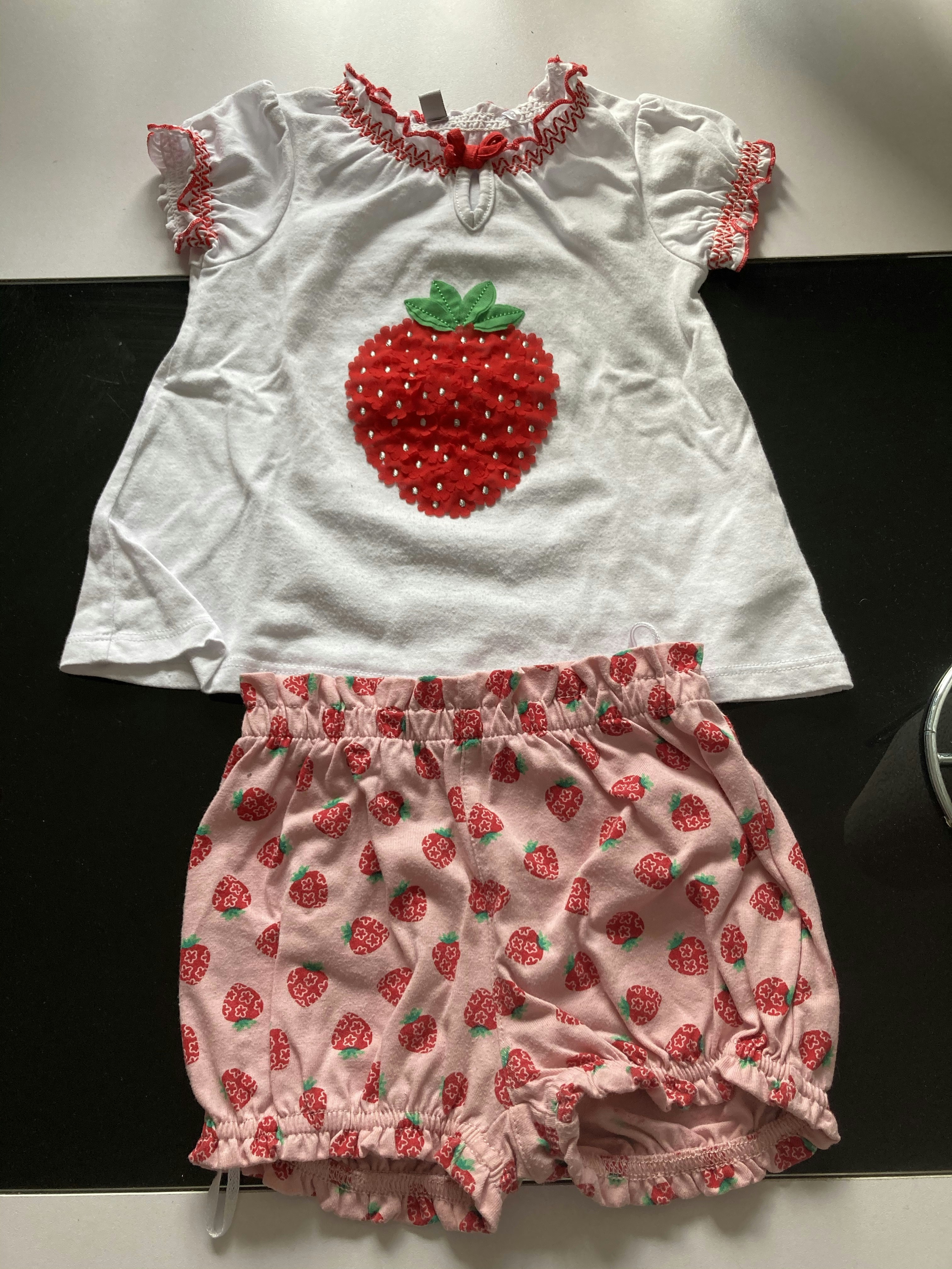 Ensemble tee shirt et short fraise