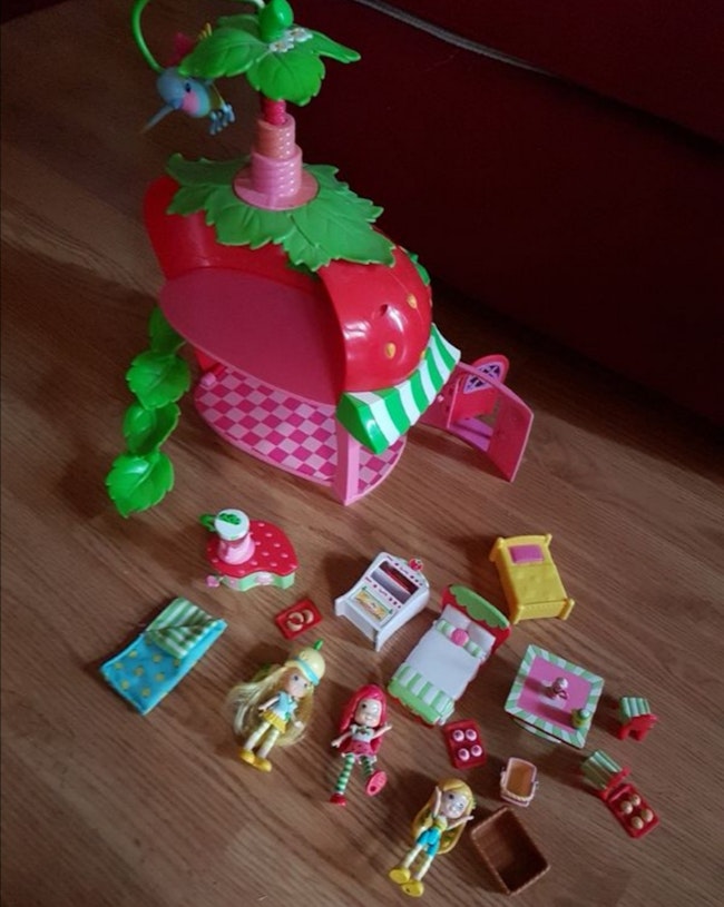 Maison Charlotte Aux Fraises Avec Personnages Et Mobilier En Tres Bon Etat Beebs Achat Vente Bebe Enfant