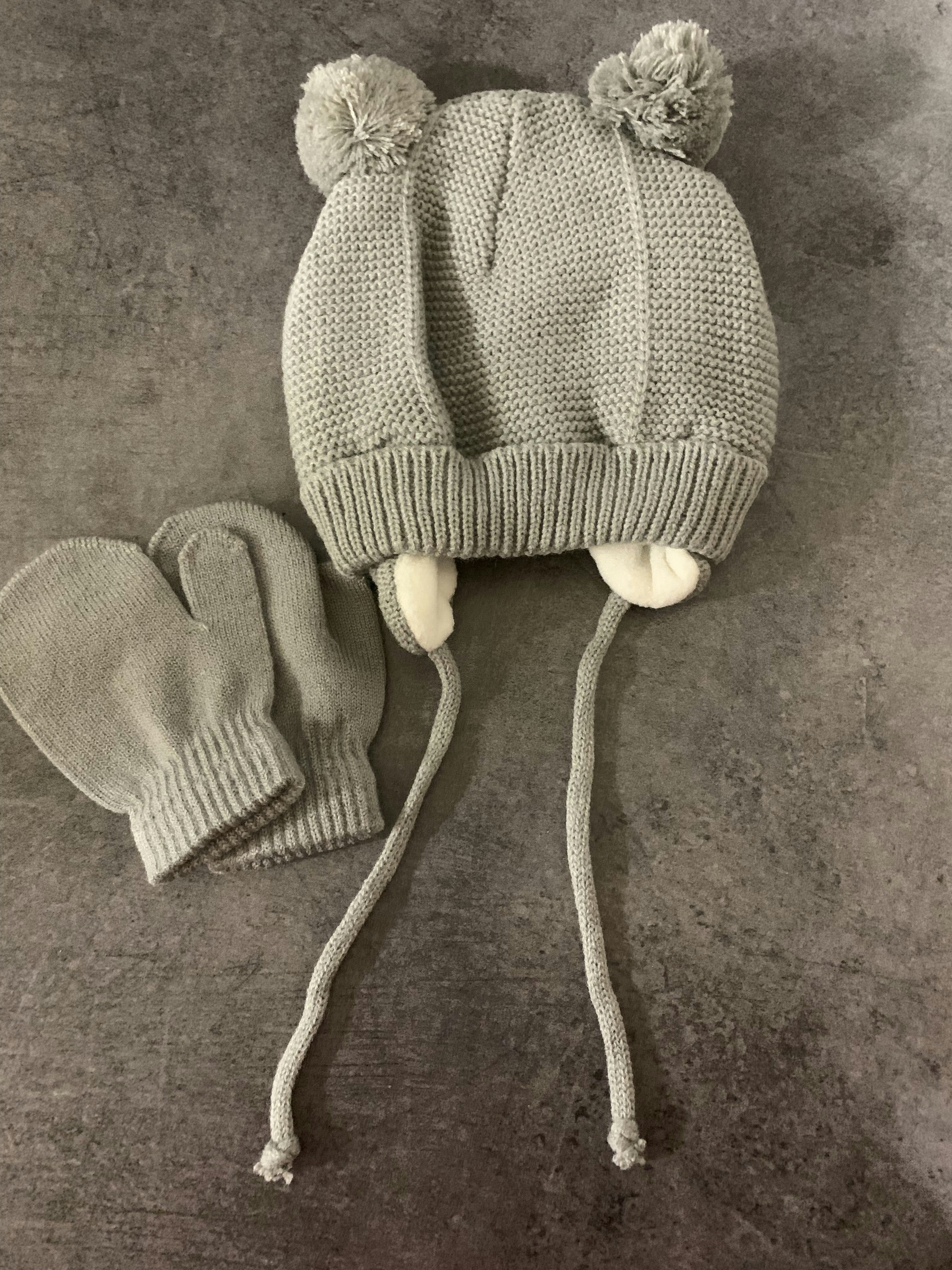 Bonnet à pompon + moufles gris