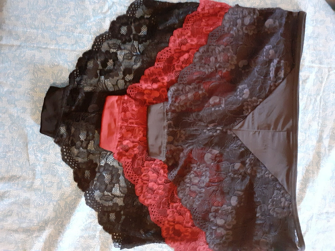 Lot de 3 culottes  neuves avec dentelles très agréables à porter - photo numéro 2