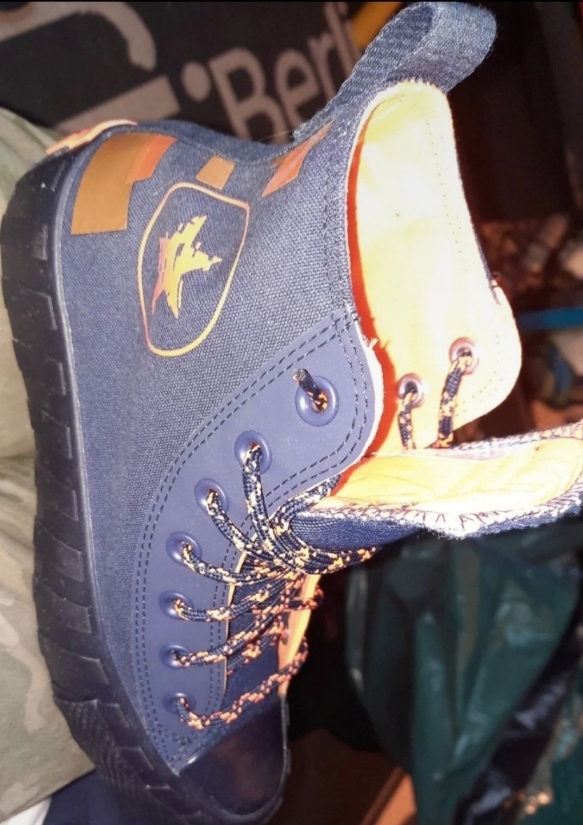 Converses mixtes taille 37.5 neuves - photo numéro 2