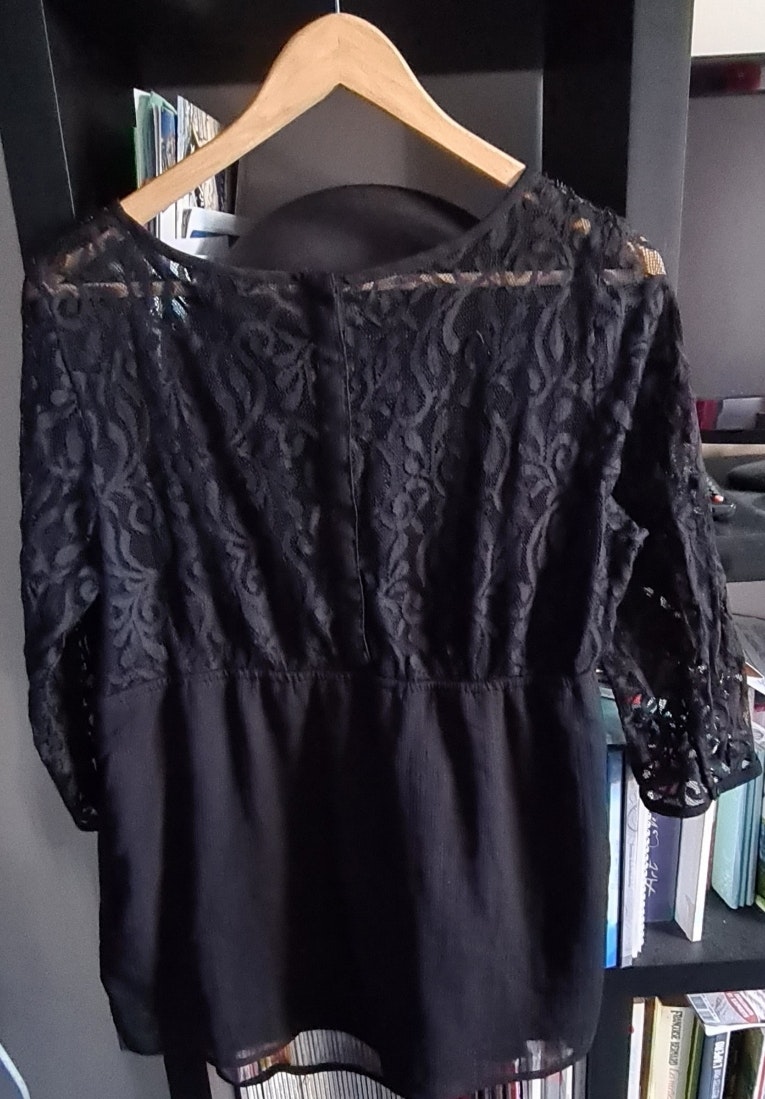 Haut noir avec dentelle et perle. - photo numéro 3