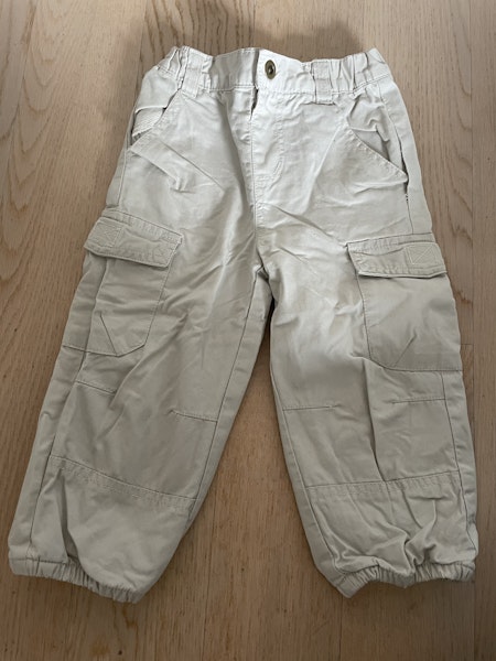 pantalon taille ajustable et bas élastiqué
couleur blanc cassé - crème 
marque Kimbaloo
taille 18 mois
En bon état