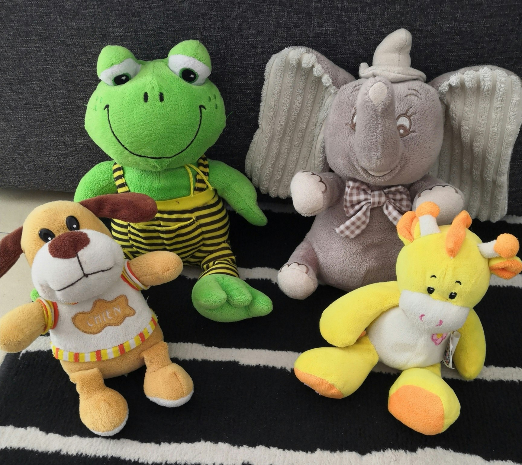 Lot de 4 peluches propres.
