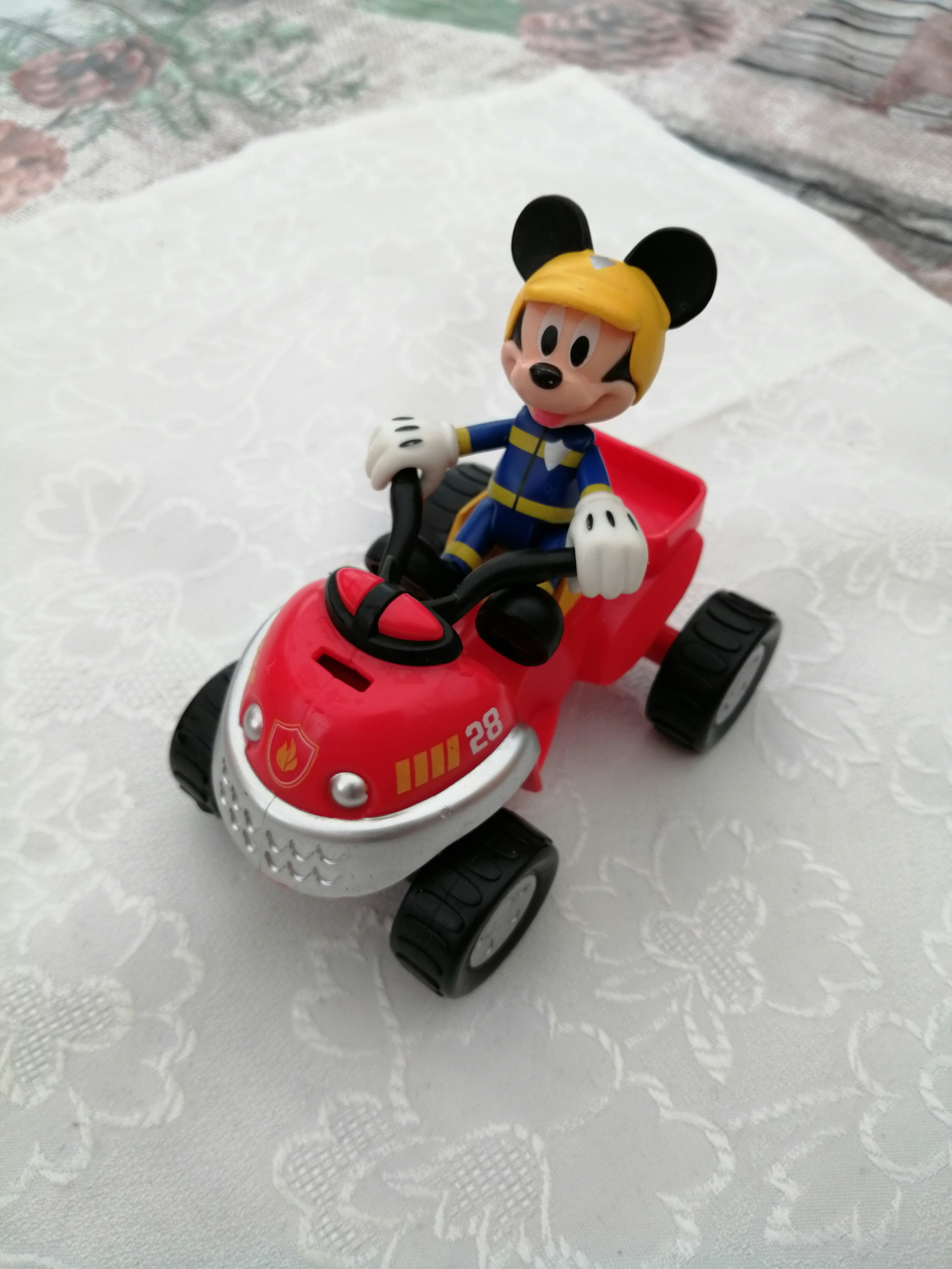 Mickey  pompier et son quad