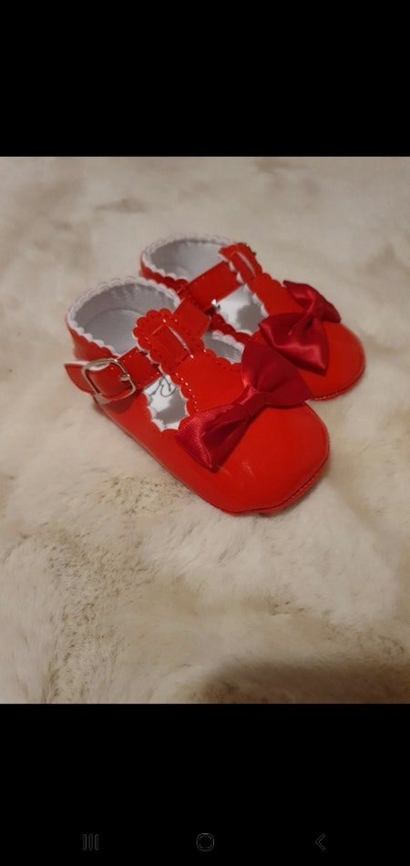 Petite chaussure vernis Rouge neuf jamais porter. Sans aucun défaut ni autre imperfections 
Taille 6/12 mois