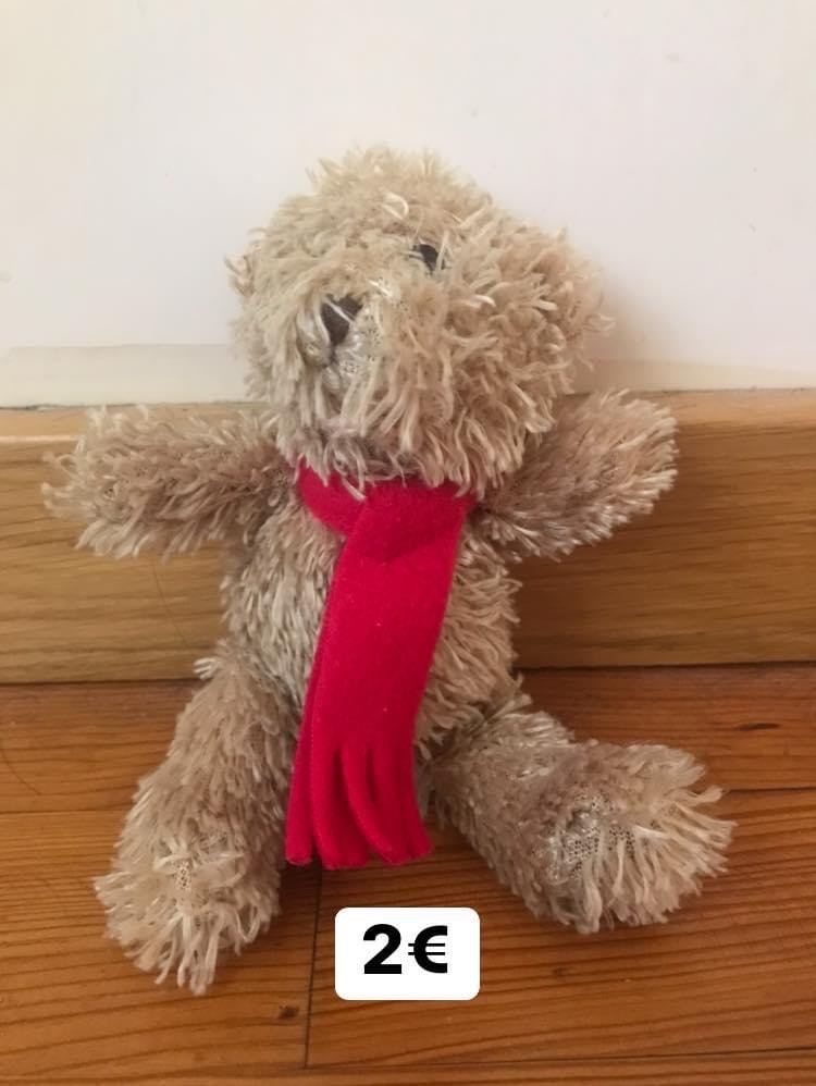 Peluche avec écharpe