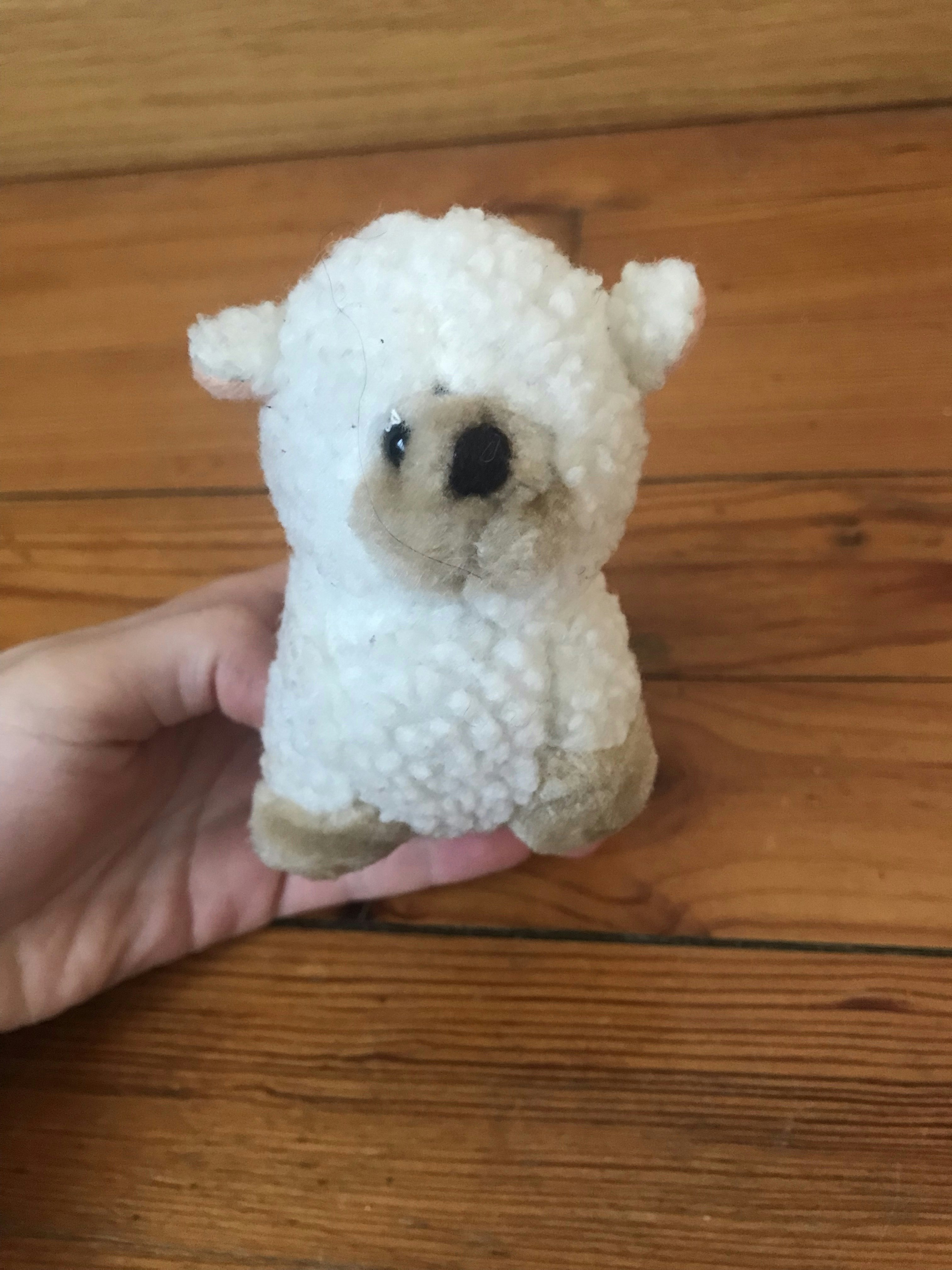 Toute petite peluche mouton