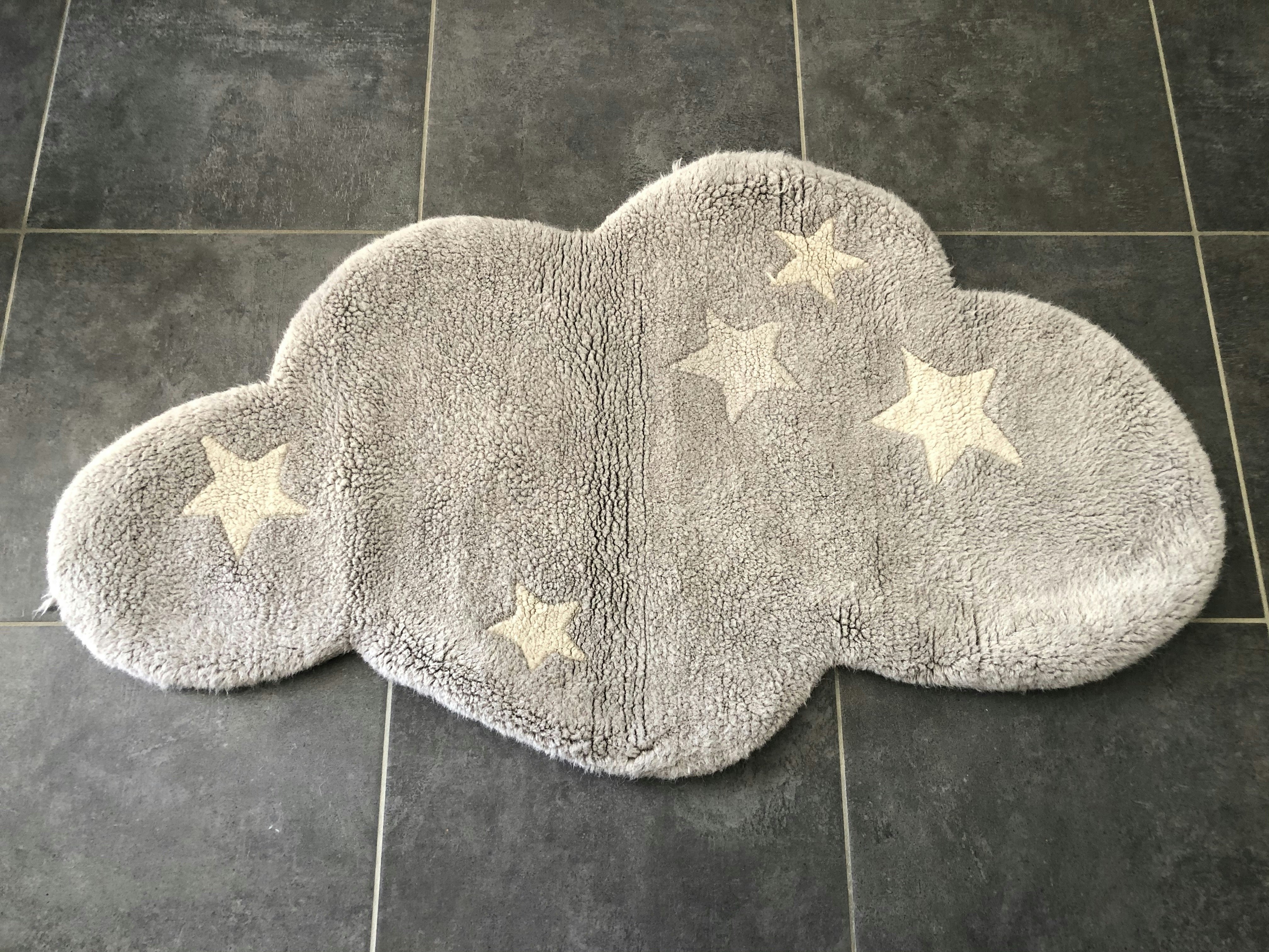Vends tapis en forme de nuage gris étoilé chambre enfant