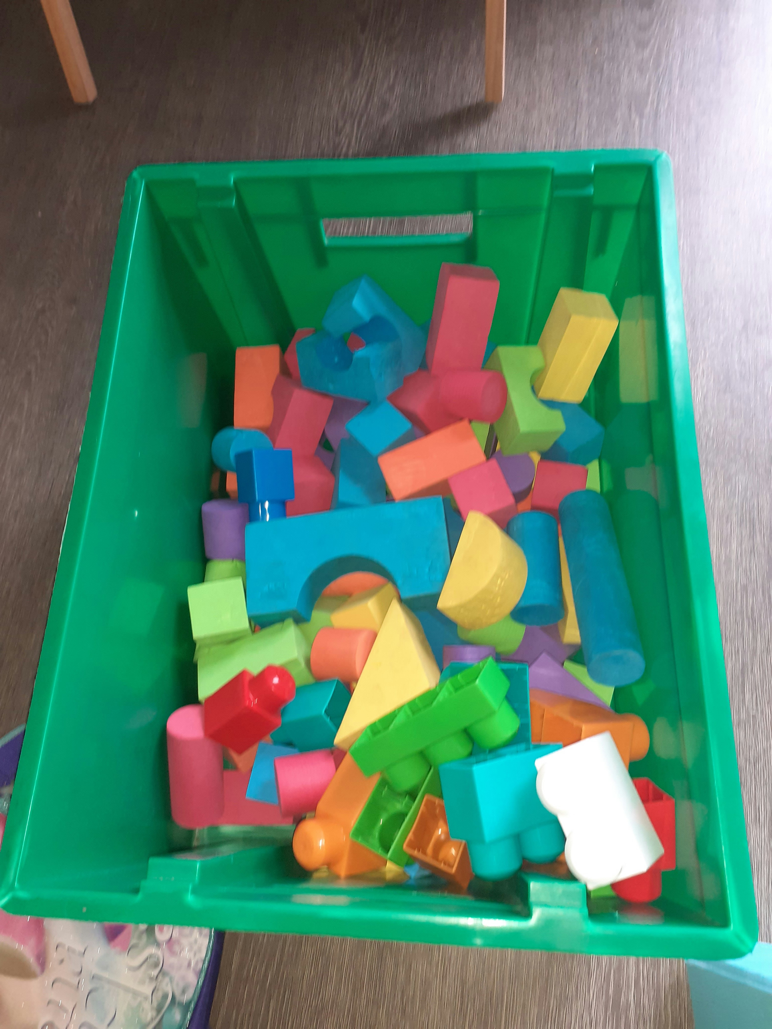 Caisse de jeux de construction + lego