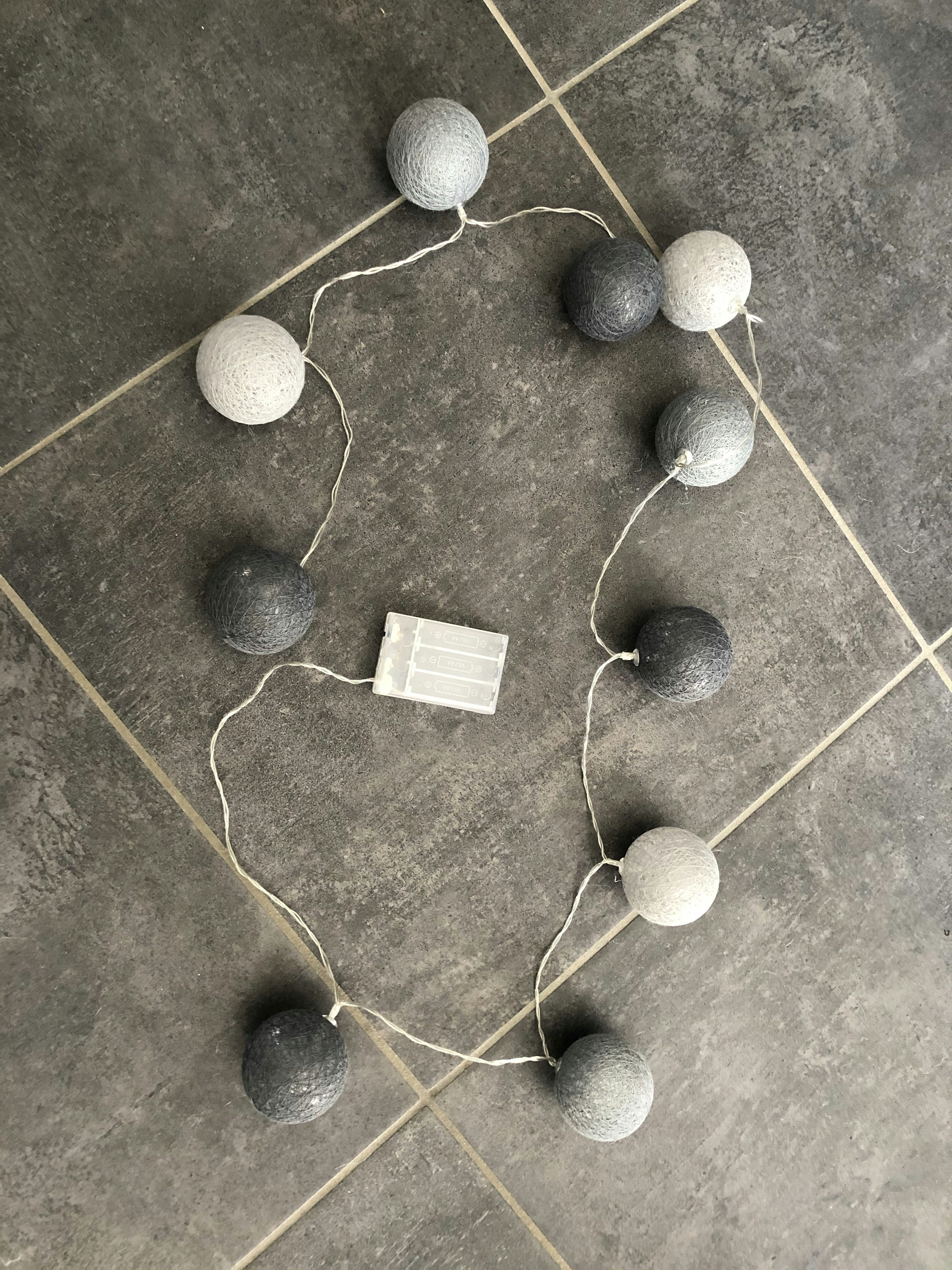 Vends guirlandes boules de couleur grise