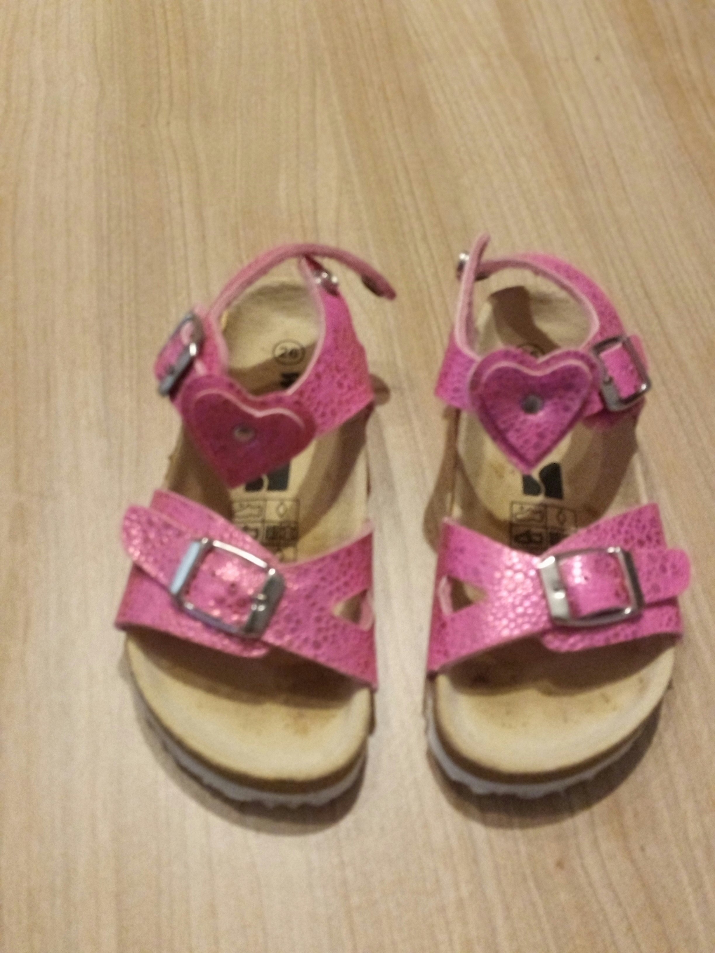 Plusieurs paires de chaussures pointure 26 fille